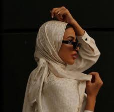 • hijab contributes to the stability and preservation of marriage and family by eliminating the chances of extramarital affairs. Tommy Hilfiger Bringt Einen Modischen Hijab Auf Den Markt Welt