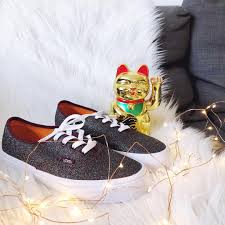 Vans A Paillettes Et Petit Chat Chinois Porte Bonheur Pour Mettre Du Glamour Dans Le Quotidien