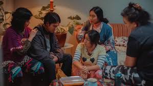 Ali goes there bringing a box of rendang, but mia, shocked, immediately slams the door. Review Film Ali Ratu Ratu Queens