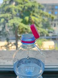 L'opinionista social - Lo ammetto, all'inizio non l'ho presa benissimo.  Come molti di voi, mi sono ritrovato di fronte a questa "novità" del tappo  attaccato alla bottiglia. Ogni volta che tentavo di