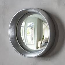 Ce miroir rond avec cadre décoratif en métal et aluminium argenté conviendra à personnaliser votre intérieur et se révélera très utile. Miroir Rond Argente De Petite Taille Cult Furniture