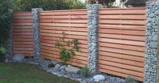 Gartenzaun Mit Holz Und Gabionen Holzbearbeitung Zaun Garten Sichtschutzzaun Garten Gartenzaun