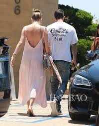 孕妈咪behati prinsloo在洛杉矶外出就餐 穿粉色吊带裙美得毫不费力 behati prinsloo behati prinsloo 海报时尚网 ファッション 海外セレブファッション セレブ