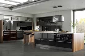 Schwarze Kuche Und Holz Modern Und Elegant Dekoration Kucheneinrichtung Moderne Kuche Kuche Schwarz
