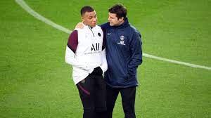 Mauricio pochettino with kylian mbappe during a ligue 1 contest. Zukunft Von Mbappe Pochettino Mit Klarer Aussage Carragher Hofft Auf Fc Liverpool Eurosport