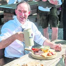 Reopening of the paulaner beer garden on nockherberg in the course of the corona loosening on may 18, 2020 in munich. Corona Bayern Hubert Aiwanger Ruft Den Wendepunkt In Der Corona Krise Aus Bayern