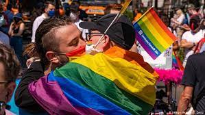 Con cabello azul, una blusa con transparencias, shorts de piel color negro y unos guantes rosas, madonna cantó y bailó al ritmo de sus temas hung up y i don't search i find. El Dia Del Orgullo Lgbti Se Celebra En Todo El Mundo De Manera Virtual Lgtbi Dw 28 06 2020