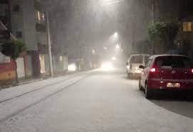 A instabilidade associada às nuvens da circulação favorecerá a queda de neve nos aparados e no planalto sul catarinense, e não se pode descartar a queda de flocos até em pontos da serra do sudeste e da campanha, além de chuva congelada isolada em diferentes regiões do rio grande do sul, sobretudo no sul gaúcho. 9a Hkjt9jektom