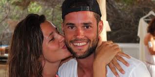 Matilda Suárez estrena su camiseta del Valencia en compañía de sus papis