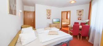 The hotel glasererhaus has been newly renovated and is located directly in the centre of zell am see, only 50m from the shopping facilities and a bus station, 200m from the public indoor swimming pool, the ice skating rink and the city express cable car. Hotel In Zell Am See 3 Sterne Hotel Glasererhaus