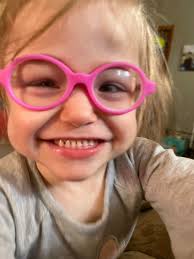 Tzu Chi Eye Center's devoted volunteer doctors do everything in their  capacity to help patients who come for treatment regain their eyesight.  However, when restoring vision is beyond medical capabilities, the team