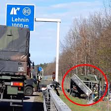 Unfall zwischen pkw und zwei lkw sorgt für. Unfall A2 Bundeswehr Unimog Von Strasse Gedrangt Zwei Soldaten Sterben Video Stern De