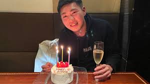 サイトウ君の誕生日にサプライズでお祝いしてきた - YouTube