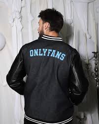 Somebody gotta do it🤭 @onlyfans onlyfans ofmerch model photoshoot  explore malemodel