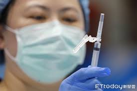 麻腮风三联疫苗（英語：measles mumps and rubella vaccine, mmr），港澳台译为麻疹腮腺炎德國麻疹混合疫苗，，大陆简稱麻腮风疫苗，是预防麻疹、腮腺炎、风疹（德國麻疹）的疫苗，由三種疾病病毒的活性減毒性病毒混合而成，是以注射的方式施打疫苗。 1p1opbaomiixjm