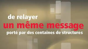 Il eut la sensation poignante de cette pauvre âme échouée parmi les reliques de son passé, et il fut saisi de compassion. Illettrisme