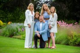 De nederlandse koninklijke familie viert traditiegetrouw vakantie in het oostenrijkse skigebied lech. Vollig Abgehoben Konig Willem Alexander Und Konigin Maxima Jetten In Den Urlaub Hetzel Media