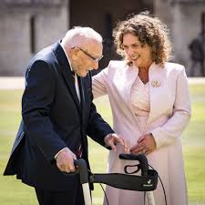 De lcs # clauuu;, aprilie 11 în film. Capitanul Tom Moore A Fost Facut Sir De Catre Regina Marii Britanii In Aceasta Dupa Amiaza Moore Este Cel Care In Perioada De Izolare Totala A Strans 32 De Milioane De Lire