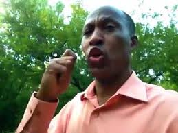 Modesto Lara impartiendo clases en la cárcel