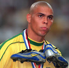 Born 18 september 1976), commonly known as ronaldo, is a brazilian business owner, president of la liga club real valladolid, and a retired professional footballer who played as a striker.popularly dubbed o fenômeno (the phenomenon), and also nicknamed r9, he is widely considered one of the. Mysterioser Fall Wm Verschworungen Wurde Ronaldo Bestochen Welt