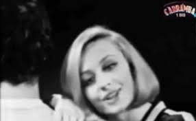 Figura è importante nella storia della musica e della televisione italiana, solo pochi mesi fa, a gennaio, aveva usato la sua grande influenza per dire a tutti che è mi aspettavo un anno bello ma è stato cattivissimo, aveva concluso raffaella carrà. Zjqv3pnlzzrcmm