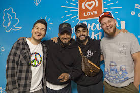 Слушать песню онлайн на компьютере, телефоне, айфоне. Gusejn Gasanov I Natan V Utrennem Shou Krasavcy Love Radio O Novoj Pesne I Zarplate