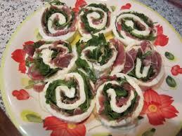 Scola le mozzarelle e adagiale sul tagliere. Rotolo Di Mozzarella Farcito Le Meraviglie Di Cicetta
