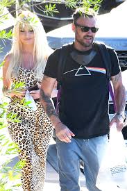 Stodden, 25, shared a video with the beverly hills, 90210 star to her instagram on tuesday (us time), showing the pair getting cosy in what appears to be a hot tub. Brian Austin Green Courtney Stodden Go On Lunch Date Pic Hollywood Life