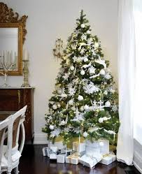1001 Ideen Fur Weihnachtsbaum Schmucken Weiss Und Silber Als Tannenbaumdekoration Traditioneller Weihnachtsbaum Traditionelle Weihnachtsdekoration Silberner Weihnachtsbaum