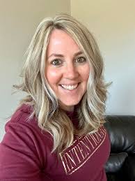 Ta-da 🤩 I love hair days…thank you for helping me choose! I went with this  one as a guide but imma a blonde plus my hair is really curled here and not