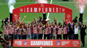 Club atlético de madrid, s.a.d. Atletico De Madrid Celebra Recibiendo El Trofeo De Campeon
