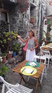 Vendo pietra lavica spaccata con martellone così da avere almeno una faccia a spacco,ideale per muri o uso ornamentale o per riempire terreni.la vendo al prezzo di euro 100 ogni 1000 kg(quindi vendo a peso). Muri Di Pietra Lavica E Vasi Rigogliosi Foto Di Ristorante Take Away Carruba Ustica Tripadvisor