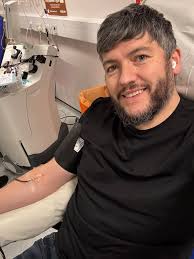 GET IT IN THE BAG! Quoting @antanddec After a 3 month break, I'm back in  the chair to give platelets and register donations #85 and #86 Not a  bushtucker trial to be