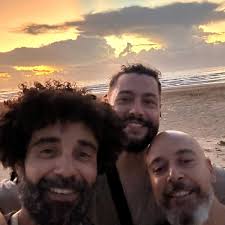 Listen reggae music 🌴