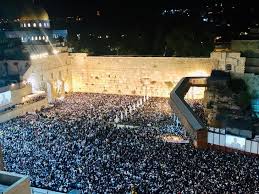 El 10 de julio continuaron llegando a cuba los lamentos sobre las consecuencias . del actual caos, vinculados o no directamente a la cumbre de japón. Cien Mil Judios Participaron En Las Plegarias De Slijot En El Muro De Los Lamentos De Jerusalen Aurora