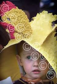 39695358-BS 17. 4. 03 REP: JC L-R ALEX SEYMOUR 2 , CHRISTOPHER CARPENTER 2  AND CHARLOTTE BLIGHT 22MONTH AT THE EASTER PARADE AT RIVERSIDE NURSERY  SCHOOL