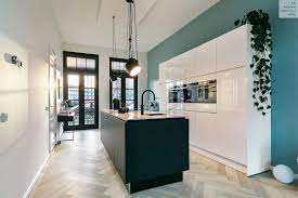 moderne parallel keuken met kastenwand keukenstijl industriele keuken keuken met bar