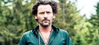 Acteur prolifique, sagamore stévenin a multiplié les rôles à la télévision au cours des dernières années, dont la série falco. Sagamore Stevenin Nous En Dit Plus Sur La 3eme Saison De Falco Qui Debute Le 2 Avril Sur Tf1