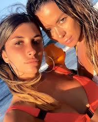 Karina jelinek reveló un decepcionante mensaje que le mandó su mejor amiga. Karina Jelinek Revelo Que Su Hermana La Echo De Un Chat Familiar Por Los Rumores De Noviazgo Con Otra Mujer