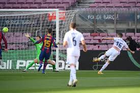 The rain is coming down really hard, and you wonder if it's affecting balance and obscuring vision. Barcelona Cayo 3 1 Contra El Real Madrid En El Camp Nou Y No Levanta Cabeza En La Liga Espanola Video Resumen Goles Mejores Jugadas Respuestas El Comercio Peru
