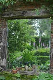 Un Mur Au Jardin Nos Idees Pour L Habiller Miroir Jardin Jardins Amenagement Jardin