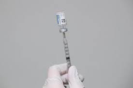 Il vaccino di j&j utilizza un comune virus del raffreddore, noto come adenovirus di tipo 26, per introdurre le proteine del coronavirus nelle cellule del corpo e innescare una risposta. Ehgfaij7kcenrm
