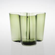 Silloin aallon vihreä maljakko mallinumeroa 9749 myytiin vasarahintaan 40 200 euroa, huutomaksuineen ja kuluineen 49 247 euroa. Aalto Maljakko Voi Olla Kymmenien Tuhansien Arvoinen Meilla Kotona