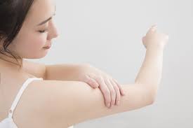 腕脱毛は何回で効果が出る？値段やセルフ脱毛の注意点も解説 | 医療脱毛施術ならジュノビューティークリニック【公式】