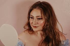 Melissa Farrow's Instagram, Twitter & Facebook