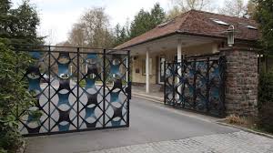 Am rande von jesteburg und im naturpark lüneburger heide gelegen, erwartet den besucher ein haus, das sich mit seinem niederdeutschen baustil harmonisch in die idyllische umgebung einer leicht hügeligen. Wandlitz Waldsiedlung Brandenburg Klinik Bernau Ehemalige Wohnsiedlung Sed Parteifuhrung Der Ddr Youtube