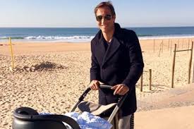 No perfil de instagram, o artista publicou uma fotografia em que surge com o bebé ao colo depois do parto. Jose Carlos Pereira Passeia Com O Filho A Ferver Vidas