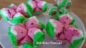 Untuk membuat adonan, campurkan telur dan gula pasir di dalam satu wadah, lalu kocok telur dan gula tersebut hingga gula larut dan adonan. Bolu Mekar Semangka Dgn Soda Sprite Rahasia Bolu Tetap Lembut Youtube