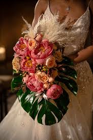 Affordable wedding flowers that don't look cheap. 4 Bouquet Styles By Top Houston Florists