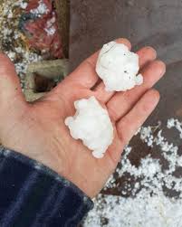 Un forte maltempo sta colpendo la lombardia oggi, in particolare la metà . Maltempo In Veneto Chicchi Di Grandine Di Oltre 3 Centimetri E Strade Imbiancate Numerosi I Danni Ai Raccolti Il Dolomiti